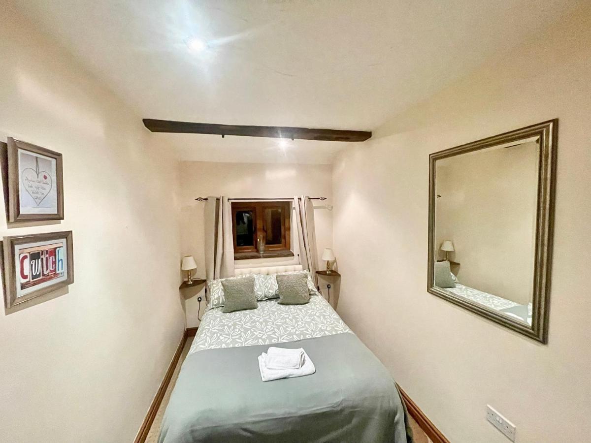 Rural Stone Barn With Log Burner, Tranquil Setting Holiday home Usk